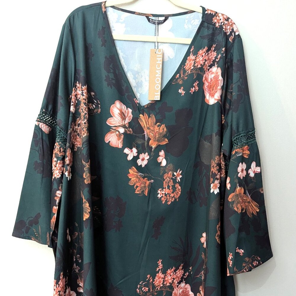 NWT BloomChic Women's Plus Size Dark Green Floral V-Neck Tunic Top. Size 22/24